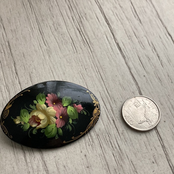 Russian hand painted lacquer pin - Picture 5 of 5